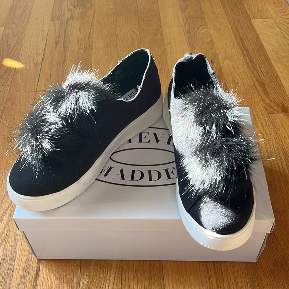 NWOT Steve Madden black platform slip on sneakers w faux fur detail